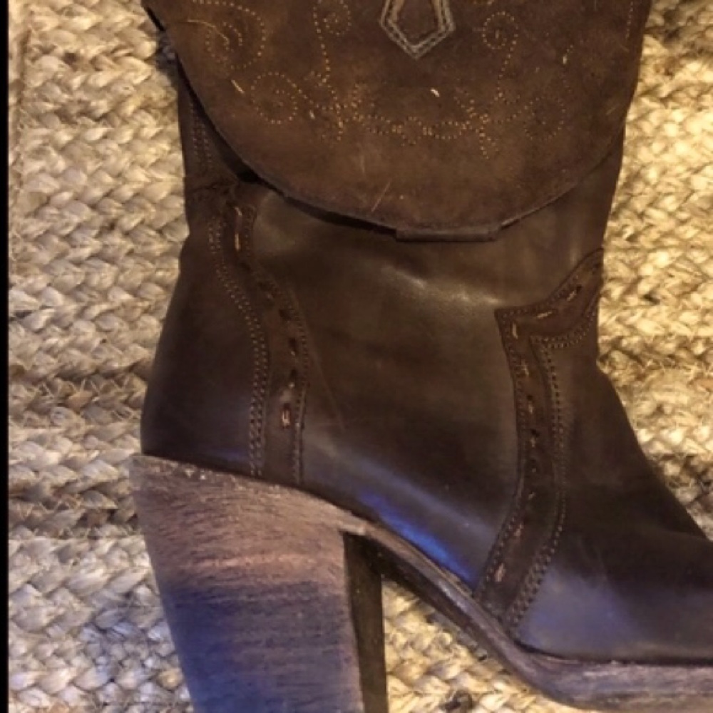 Corral cowgirl boots size 8.